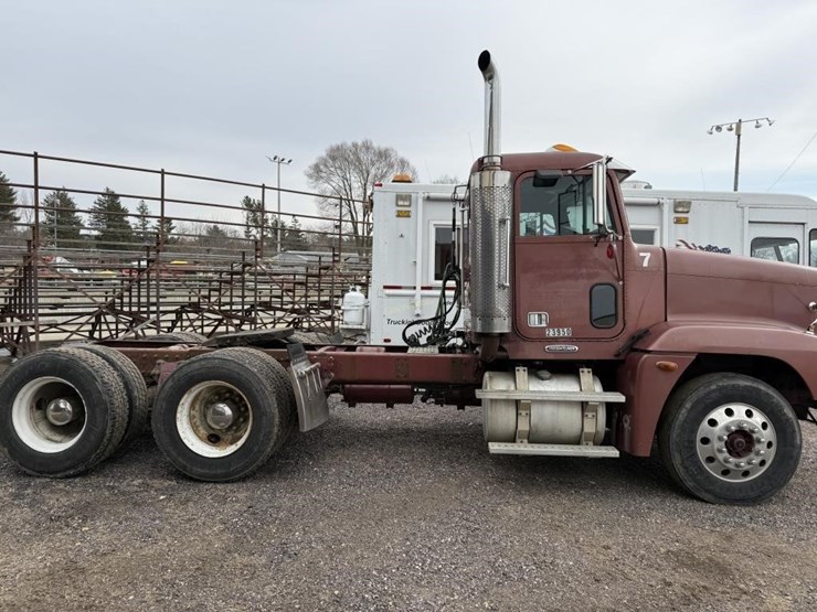 1999-freightliner-fld120-image-4