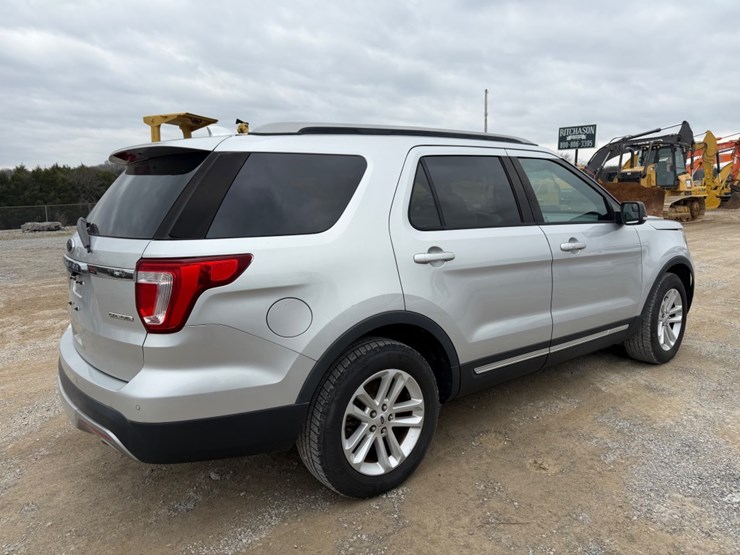 2016-ford-explorer-image-15