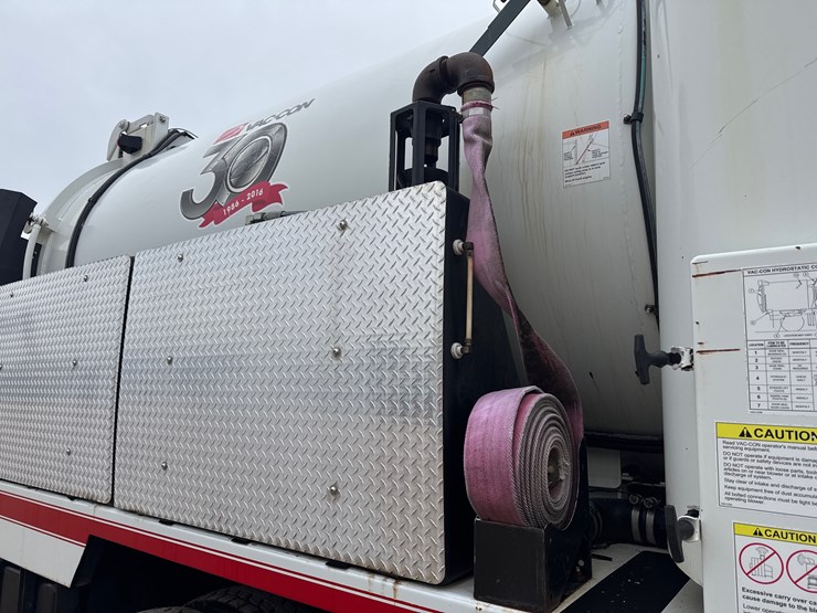 2016-freightliner-114sd-image-14