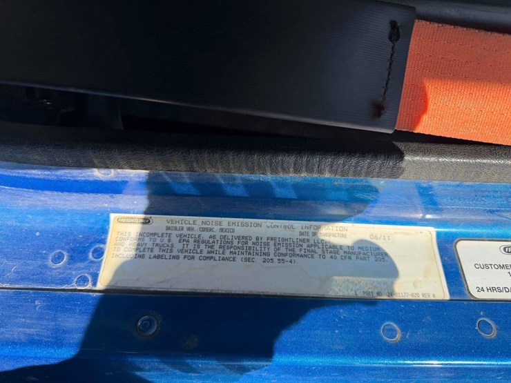 2012-freightliner-coronado-122-sleeper-image-13