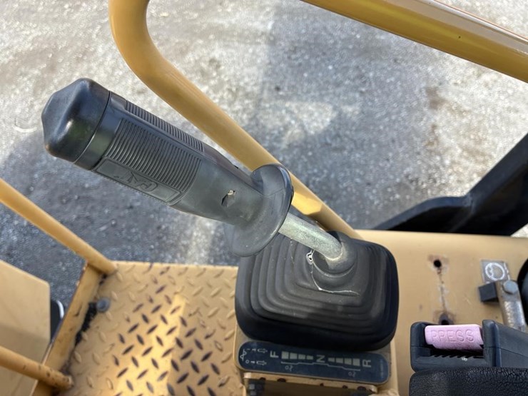 2016-caterpillar-cb-214d-image-19