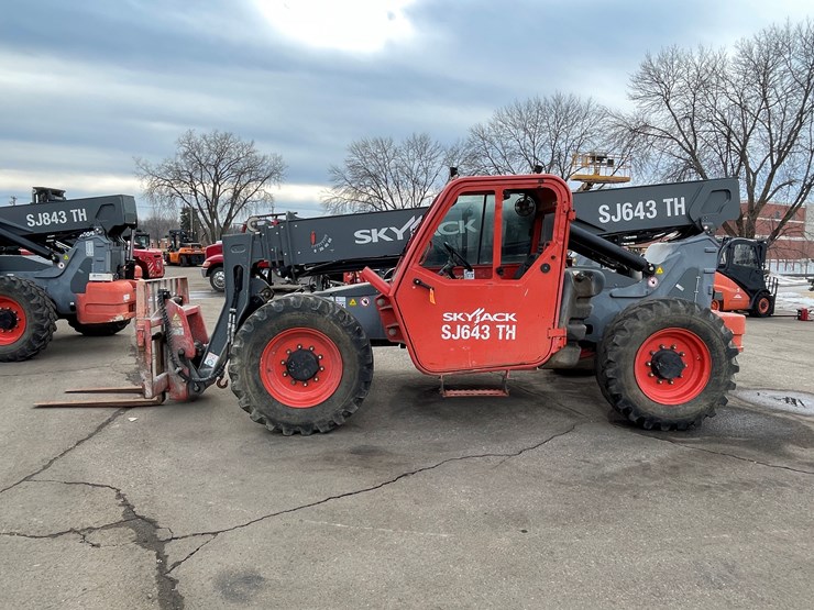 #133-•-2017-skyjack-sj643-telehandler-image-8