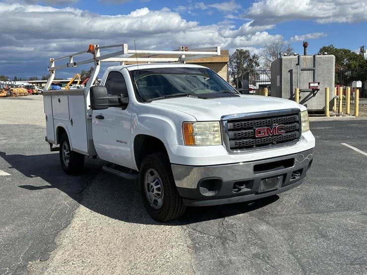 2013-gmc-sierra-2500-image-2