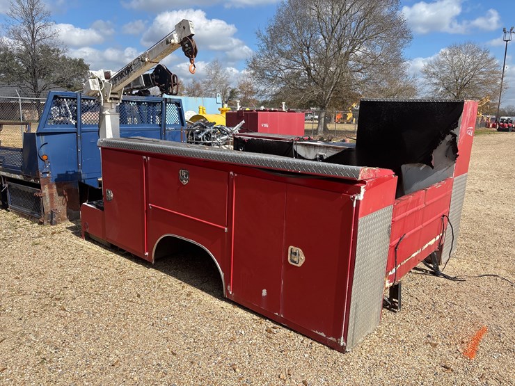 #1610-•-service-body-with-liftmore-crane-and-vise-image-2