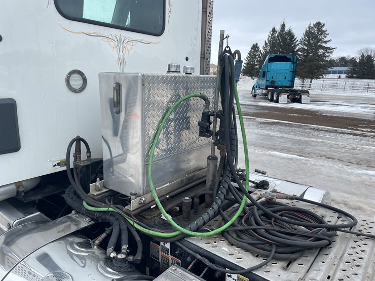 2022-kenworth-t680-image-12