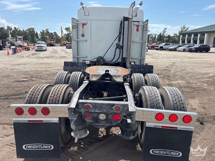 2001-freightliner-fld120-image-7