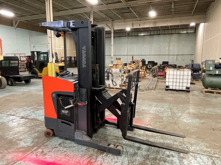 #221-•-2012-toyota-electric-ride-on-reach-truck-image-21