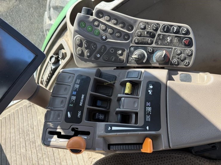 john-deere-8235r-image-18