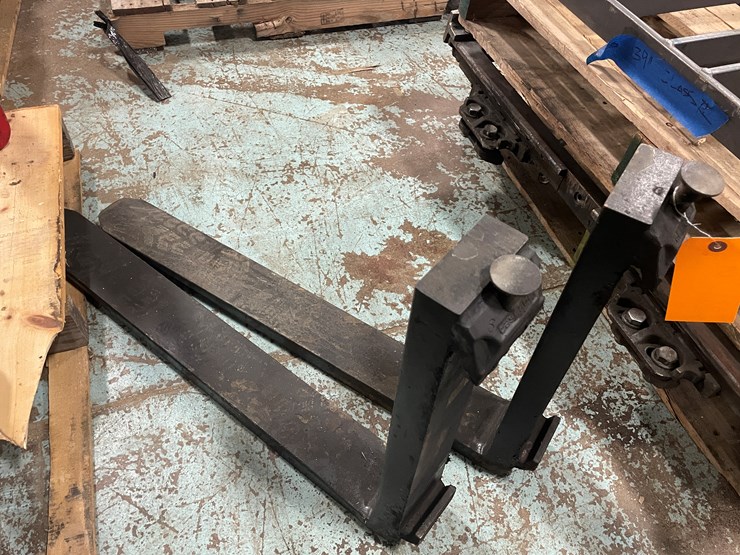 #7671-•-set-of-forklift-pallet-forks-image-2