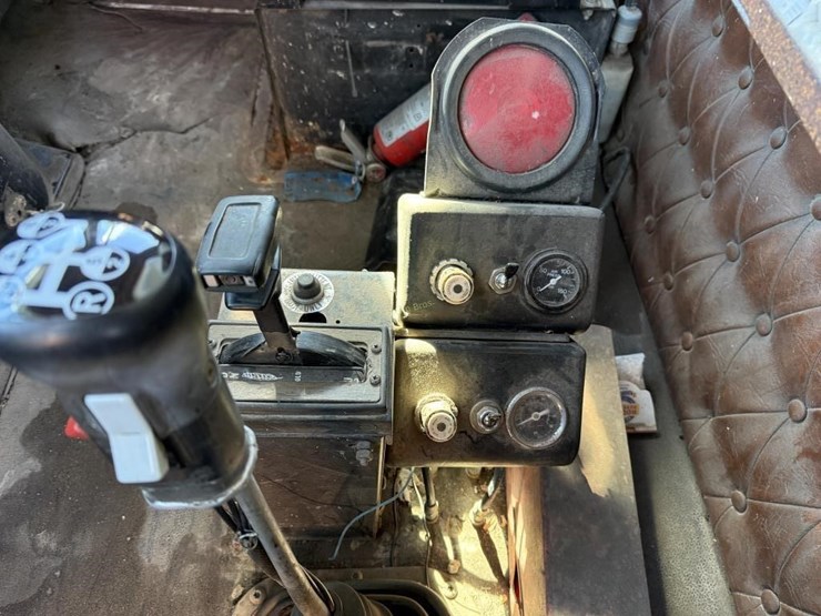 1990-white-gmc-autocar-dump-truck-image-11