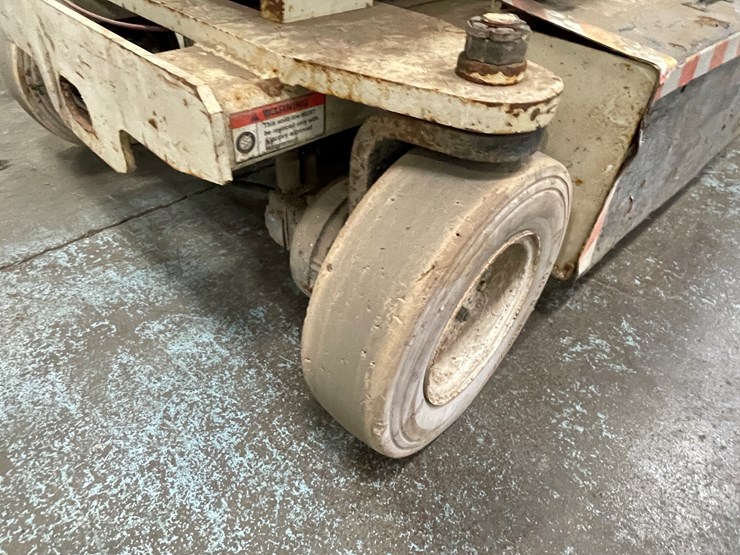 #204-•-terex-ts26-electric-scissor-lift-image-11