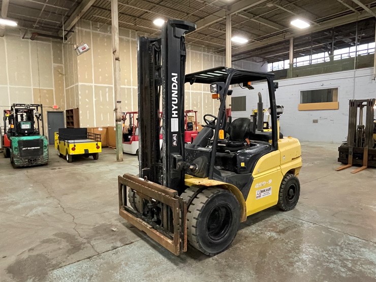 #161-•-2016-hyundai-45d-9-diesel-forklift-image-1