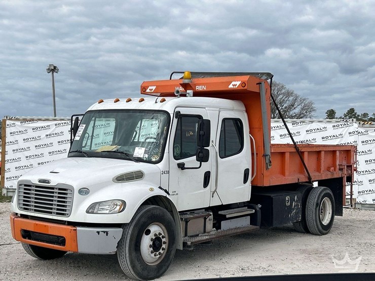 2015-freightliner-m2-106-image-1