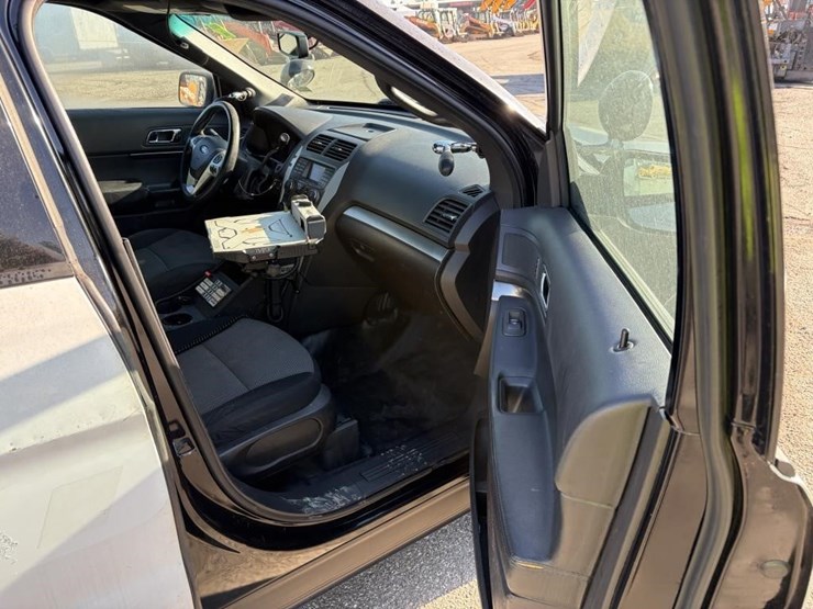 2015-ford-explorer-image-9