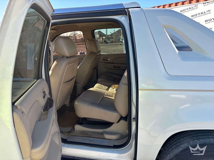 2011-cadillac-escalade-image-9