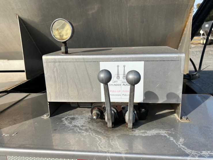 2006-freightliner-auger-truck-image-38