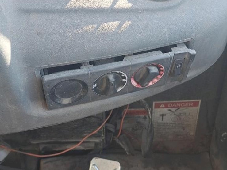 2011-komatsu-wa80-image-16