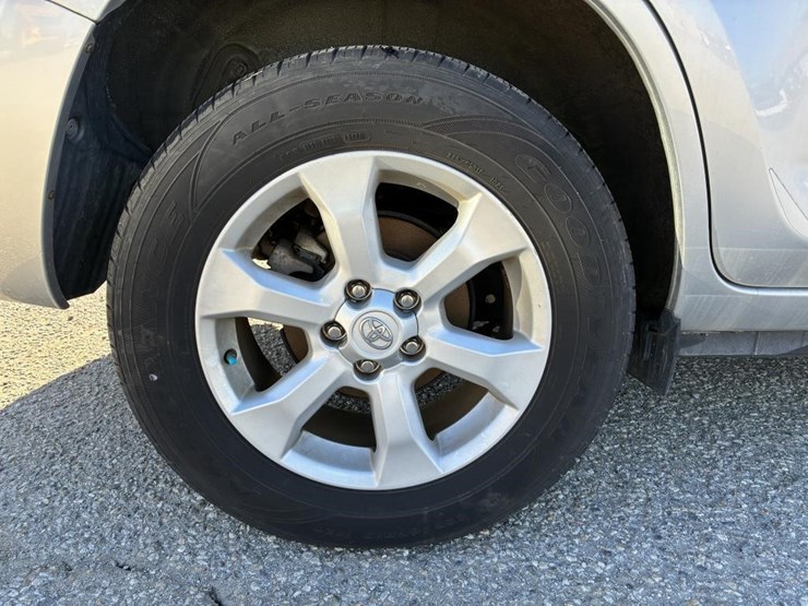 2014-toyota-rav4-image-5