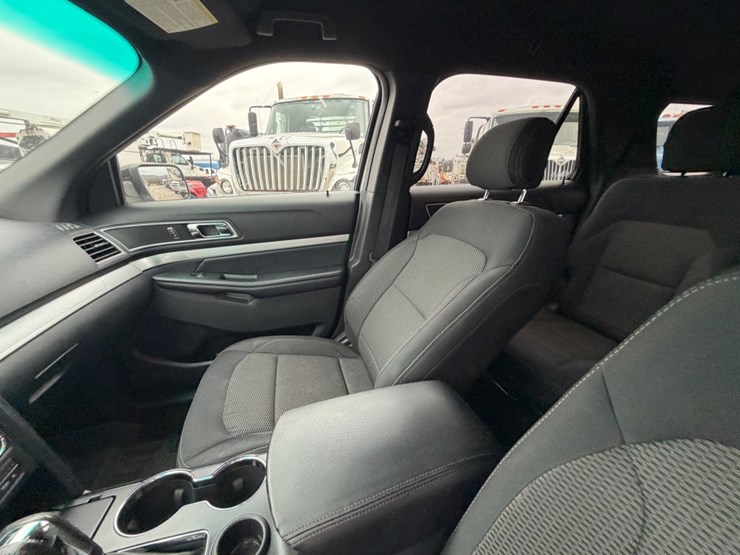 2016-ford-explorer-image-7