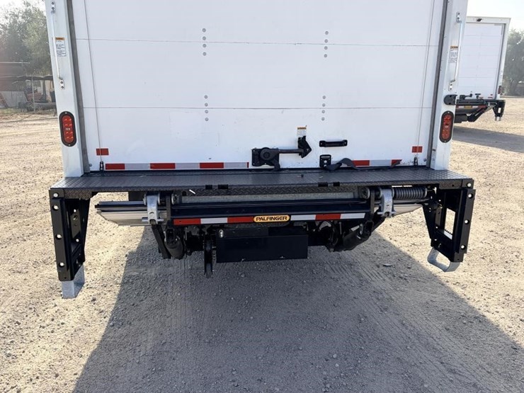 2024-isuzu-nrr-image-5