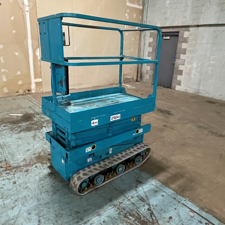 #203 • 2012 EN Environment Electric Track Scissor Lift