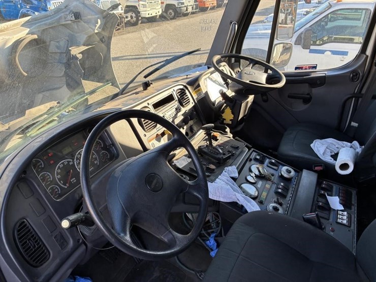 2010-freightliner-m2-106-image-9