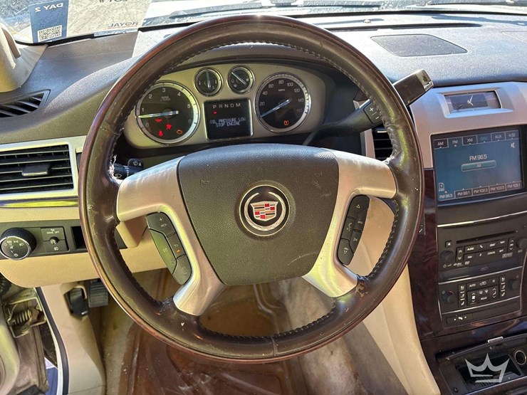 2011-cadillac-escalade-image-16