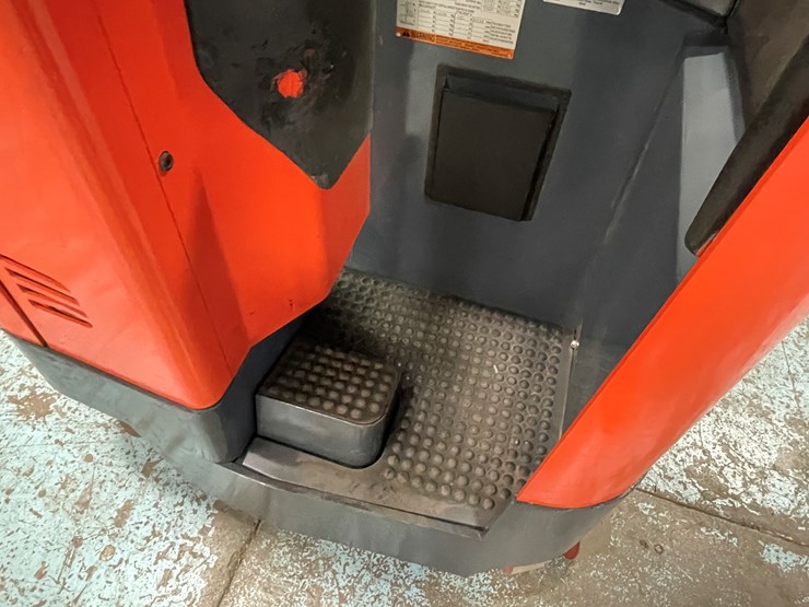 #221-•-2012-toyota-electric-ride-on-reach-truck-image-11