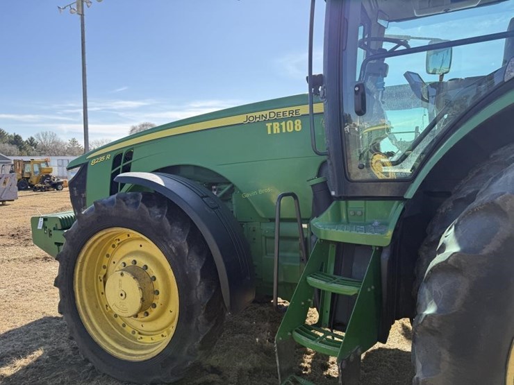 john-deere-8235r-image-8