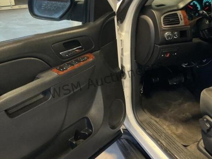 2013-chevrolet-tahoe-image-23