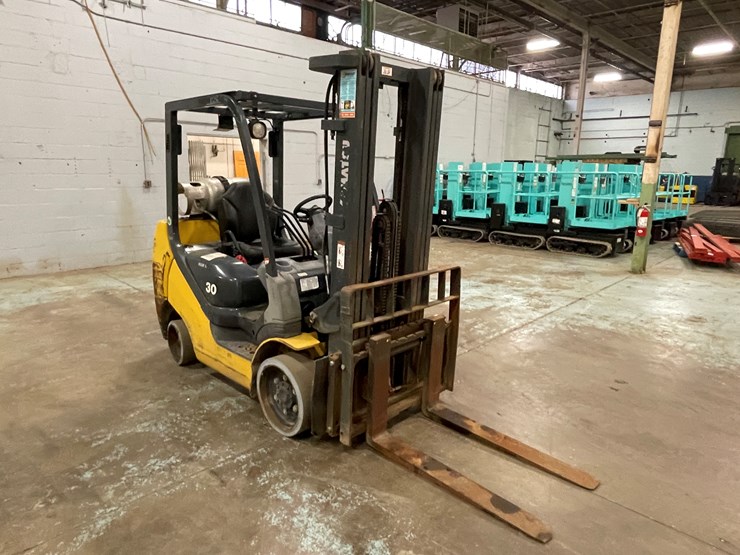 #169-•-2013-komatsu-30-propane-forklift-image-3