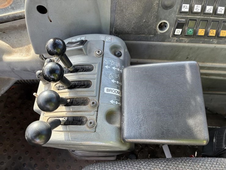 2007-volvo-l11oe-wheel-loader-image-23