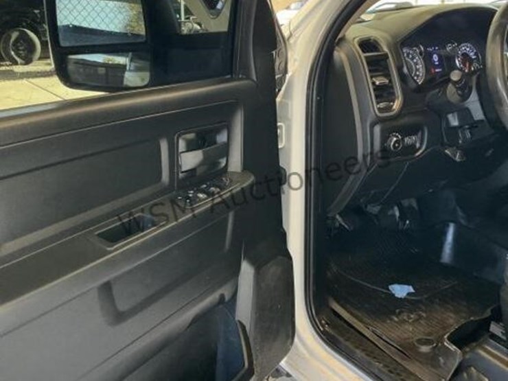 2020-dodge-2500-image-24