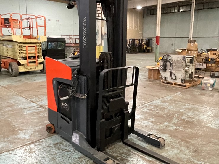 #221-•-2012-toyota-electric-ride-on-reach-truck-image-3