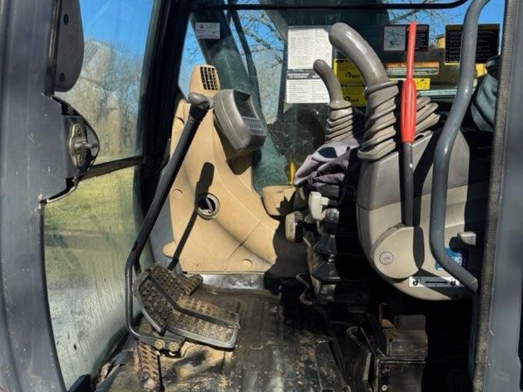 2012-deere-135d-image-22