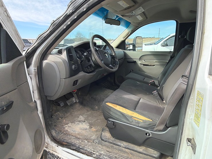 2013-chevrolet-3500-image-17