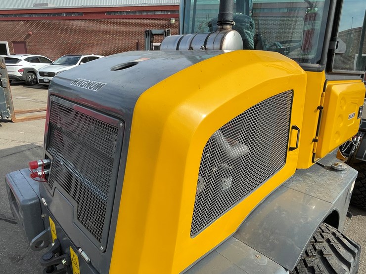 #114-•-new-magnum-3300p-telescoping-wheel-loader-image-37