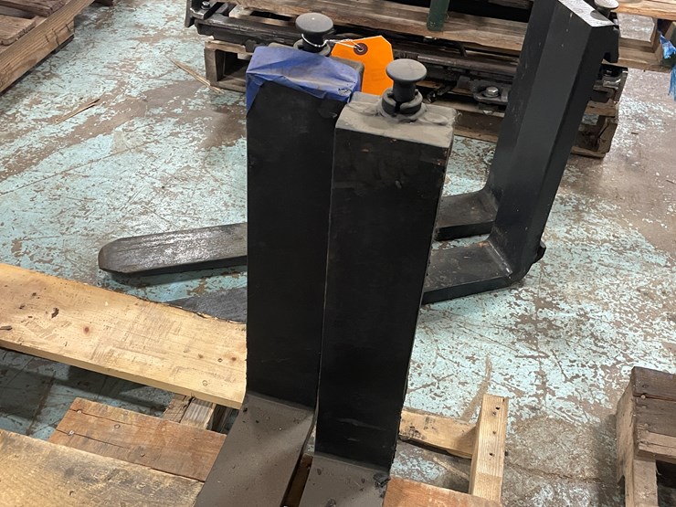 #7669-•-set-of-forklift-pallet-forks-image-4