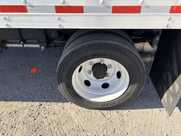 2024-isuzu-npr-image-9