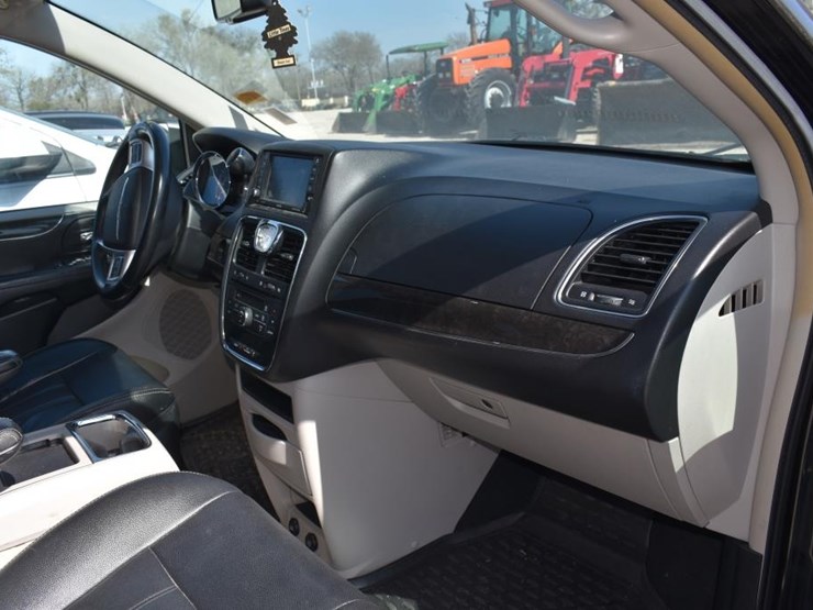 2015-chrysler-town-&-country-image-13