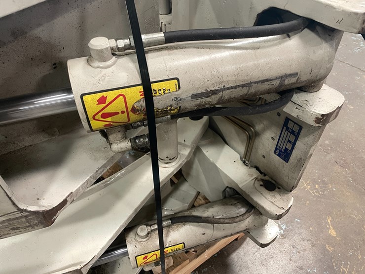 #7650-•-cascade-forklift-attach-roll-clamp-image-10