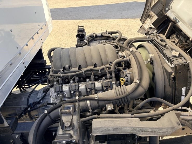 2024-isuzu-npr-image-12