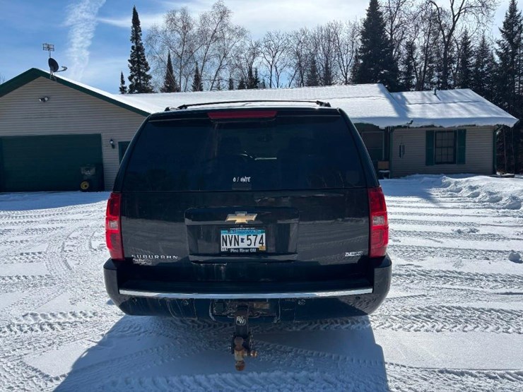 2009-chevrolet-suburban-image-4