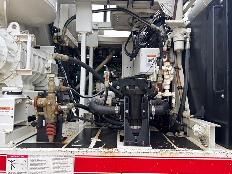 2016-freightliner-114sd-image-17