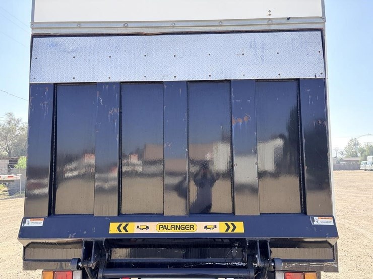 2017-isuzu-nrr-image-8