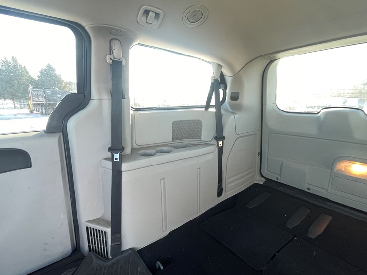 2013-dodge-grand-caravan-image-37