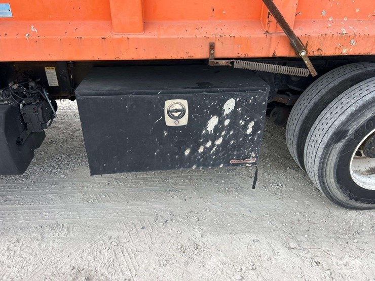 2015-freightliner-m2-106-image-43