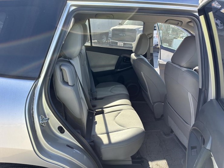 2014-toyota-rav4-image-9