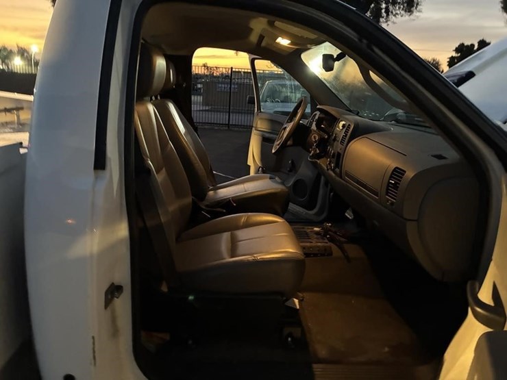 2011-chevrolet-2500-image-9