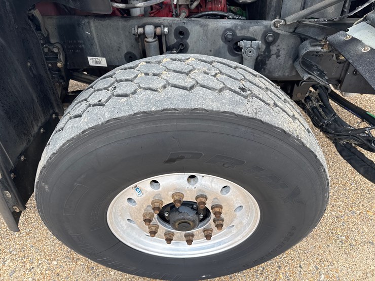 2016-freightliner-114sd-image-32